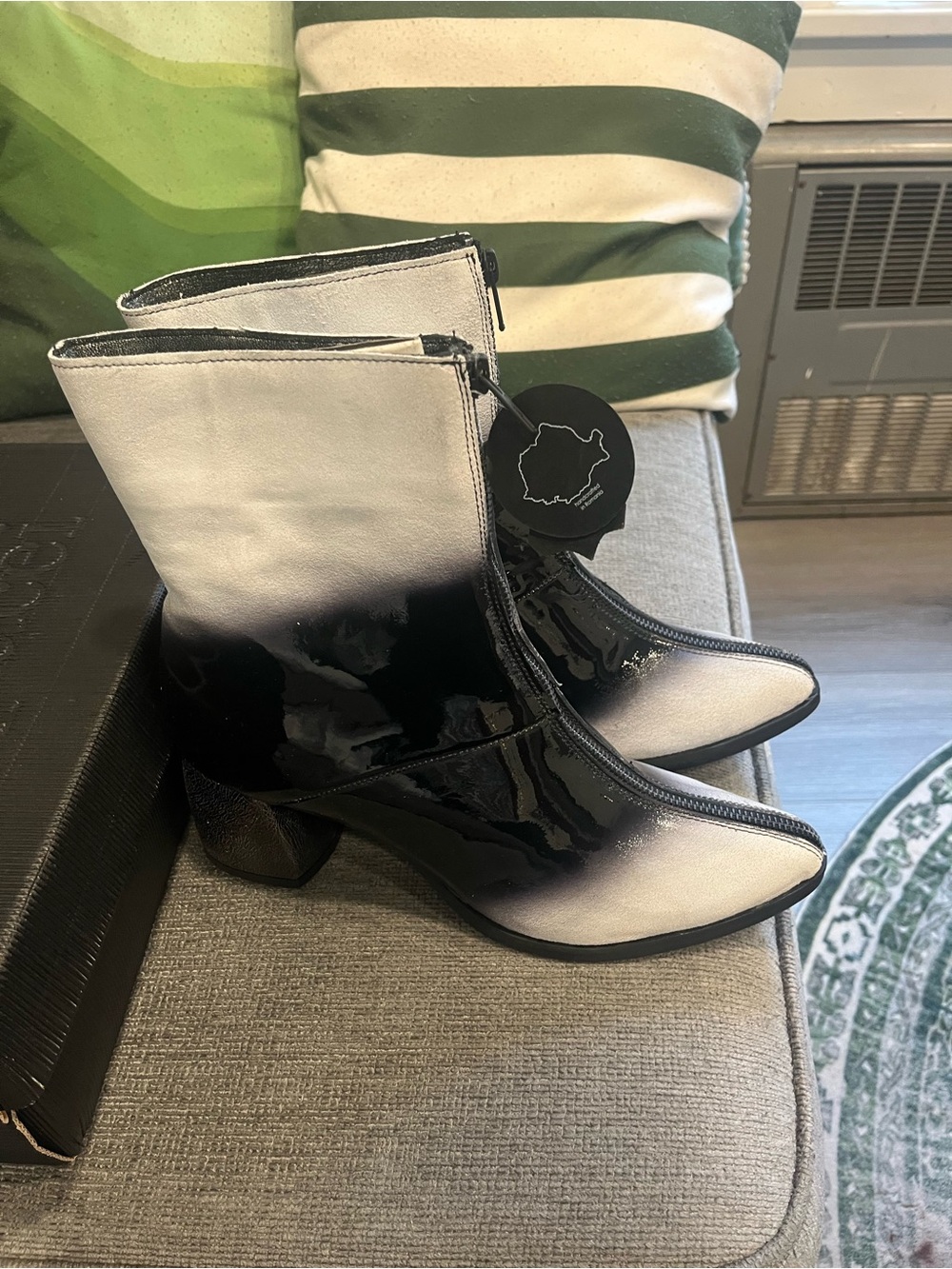 Papucei Lucia AW19 patent leather blk/white mid calf New in original box! 40